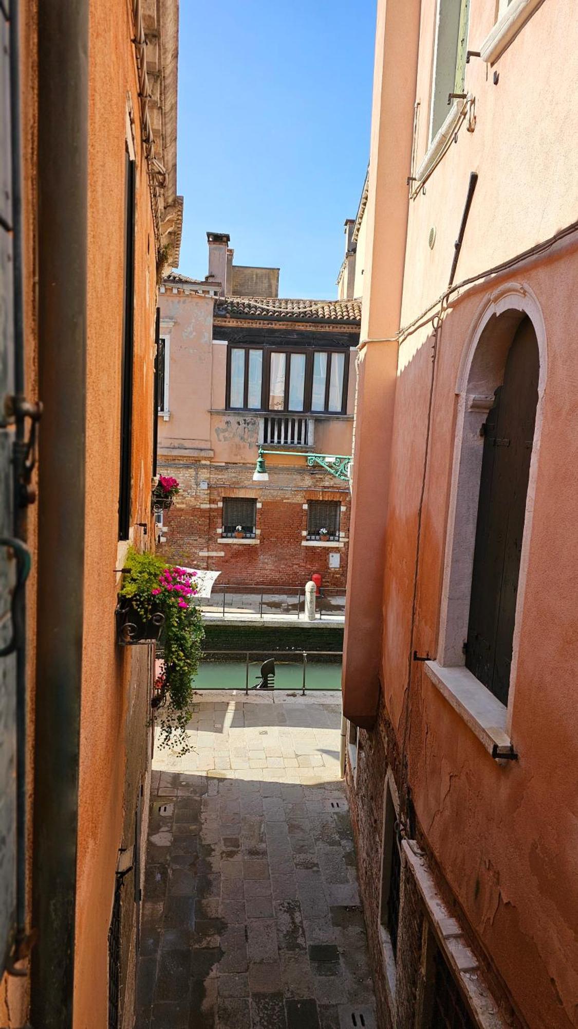 Camera Tripla Superior con Vista Città